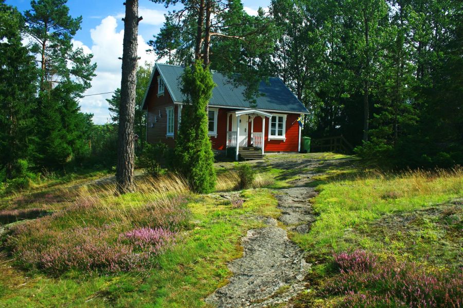 Schweden Wald Ferienhaus Holz rot weiss