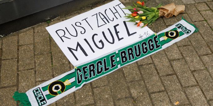 Cercle Brugge trauert um Torwart Miguel Van Damme. Auf dem Plakat steht «Ruhe in Frieden Miguel». (Kurt Desplenter/BELGA/dpa) van damme