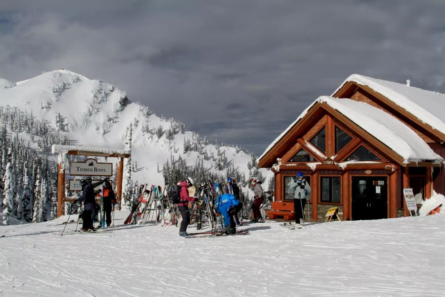 Alpenhütte Hotel Schnee GEburge Skifahrer