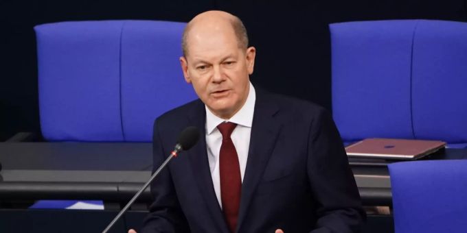 Bundeskanzler Olaf Scholz (SPD) spricht zu Beginn der dreitägigen Debatte über die Politik der Ampel-Koalition im Bundestag bei der Regierungsbefragung zu den Abgeordneten. scholz