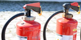 Schaffhausen - Unbekannte entleeren Pulver-Feuerlöscher in Tiefgarage