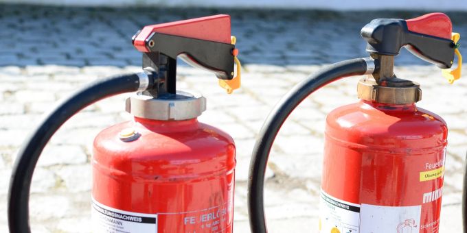Feuerlöscher stehen zur Abnahme bereit. (Symbolbild)