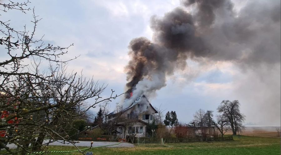 Am Nachmittag stand das Haus in Hurden SZ in Vollbrand.
