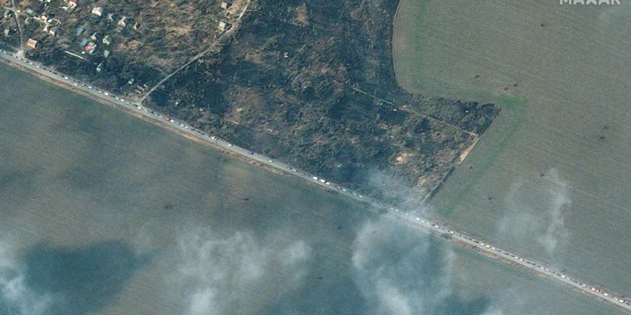 Satellitenbild zeigt zahlreiche Autos, die Mariupol verlassen