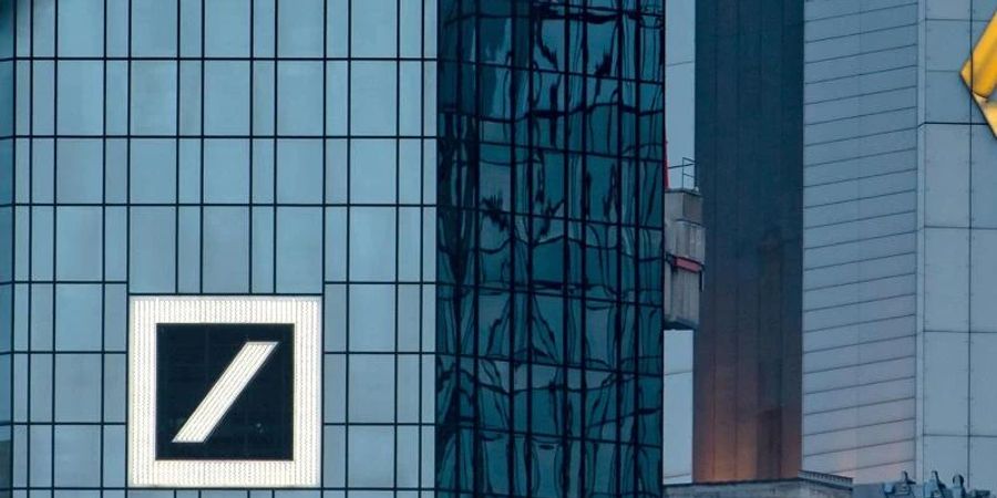 Die Aktien der Deutschen Bank (l) und der Commerzbank stehen derzeit gut da. Foto: Frank Rumpenhorst/dpa