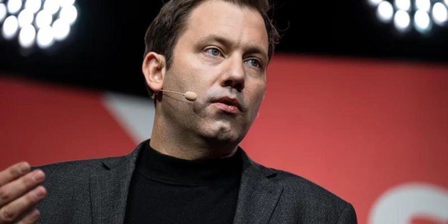 Lars Klingbeil, Vorsitzender der SPD, äussert sich bei einer Pressekonferenz zu der Klausur des SPD-Präsidiums. (Archivbild). Foto: Bernd von Jutrczenka/dpa