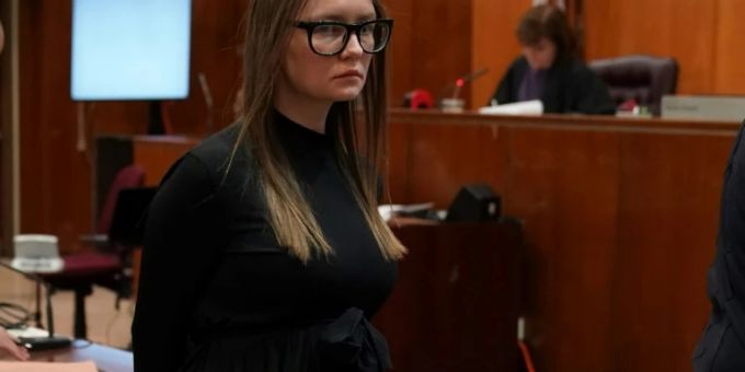 Anna Sorokin im Gerichtssaal in New York. anna sorokin