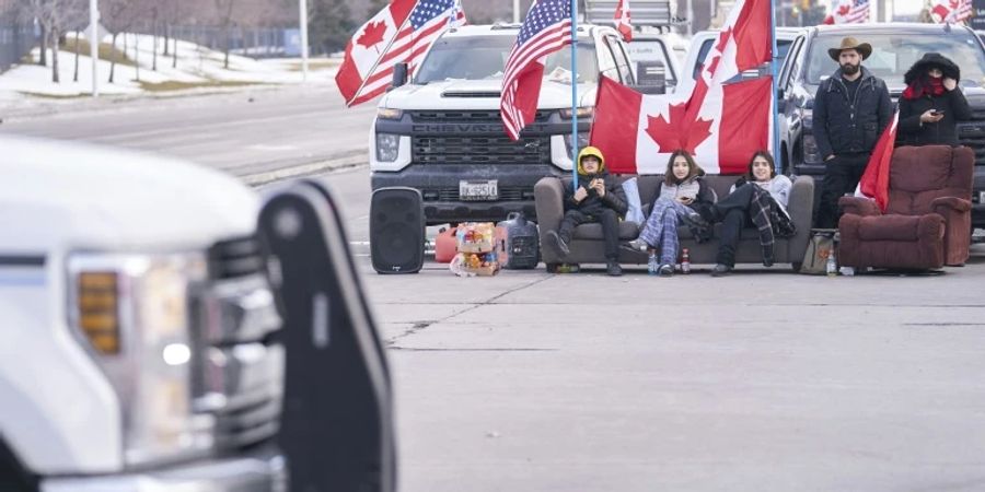 Demonstranten auf einem Sofa blockieren die Ambassador-Brücke