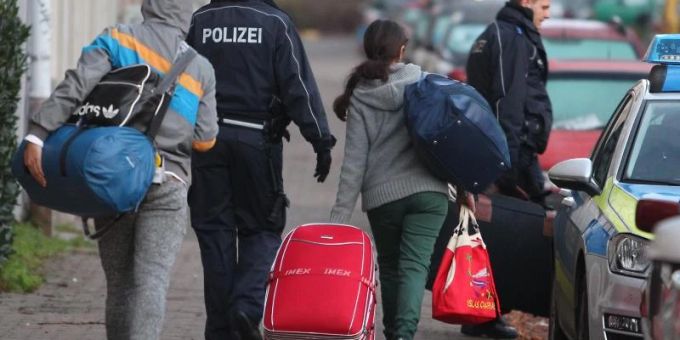 Abgelehnte Asylbewerber werden zum Transport zum Flughafen abgeholt. Foto: Sebastian Willnow/dpa-Zentralbild/dpa Abgelehnte Asylbewerber werden zum Transport zum Flughafen abgeholt. Foto: Sebastian Willnow/dpa-Zentralbild/dpa
