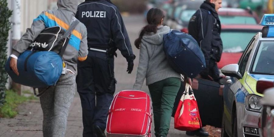 Abgelehnte Asylbewerber werden zum Transport zum Flughafen abgeholt. Foto: Sebastian Willnow/dpa-Zentralbild/dpa