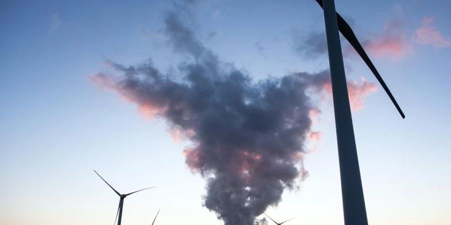 Windräder und Braunkohlekraftwerk. Die angestrebte Energiewende gibt es nicht umsonst. Foto: Federico Gambarini/dpa