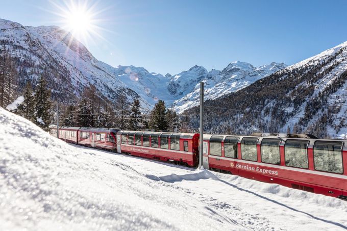 Kämpft sich seinen Weg durch die Winterlandschaft: der Bernina Express. Zug Schnee Berge Bernina Express