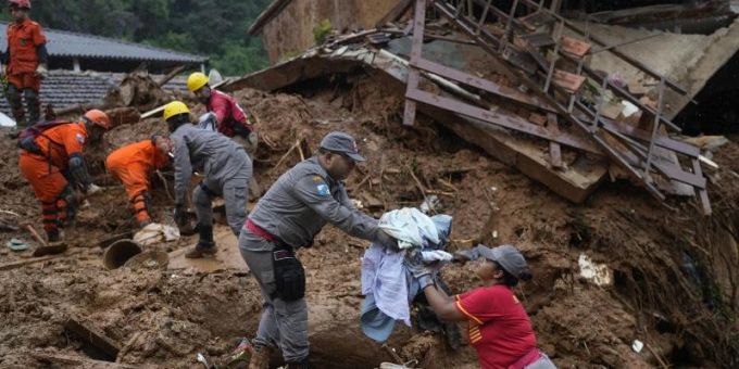 Rettungskräfte bergen am dritten Tag der Suche nach Überlebenden und Opfern der tödlichen Schlammlawinen in Petropolis Kleidung aus einem Haus. Foto: Silvia Izquierdo/AP/dpa Rettungskräfte bergen am dritten Tag der Suche nach Überlebenden und Opfern der tödlichen Schlammlawinen in Petropolis Kleidung aus einem Haus. Foto: Silvia Izquierdo/AP/dpa
