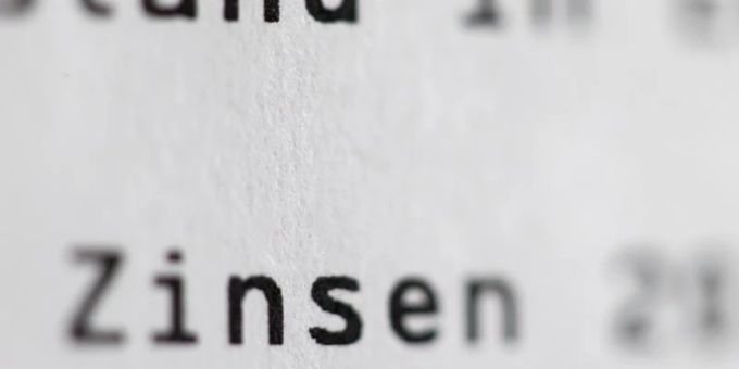 Bankkunden dürfen angesichts der erwarteten Zinswende in Europa auf Gebührensenkungen hoffen. Foto: Daniel Karmann/dpa Bankkunden dürfen angesichts der erwarteten Zinswende in Europa auf Gebührensenkungen hoffen. Foto: Daniel Karmann/dpa