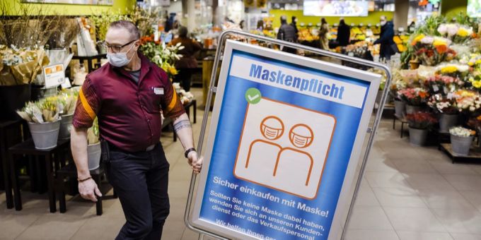 Ein Migros-Mitarbeiter räumt ein Maskenpflicht-Schild weg. Wer jetzt noch eine Maske zum Schutz vor dem Coronavirus trägt, tut dies freiwillig – für Skeptiker unverständlich. Coronavirus