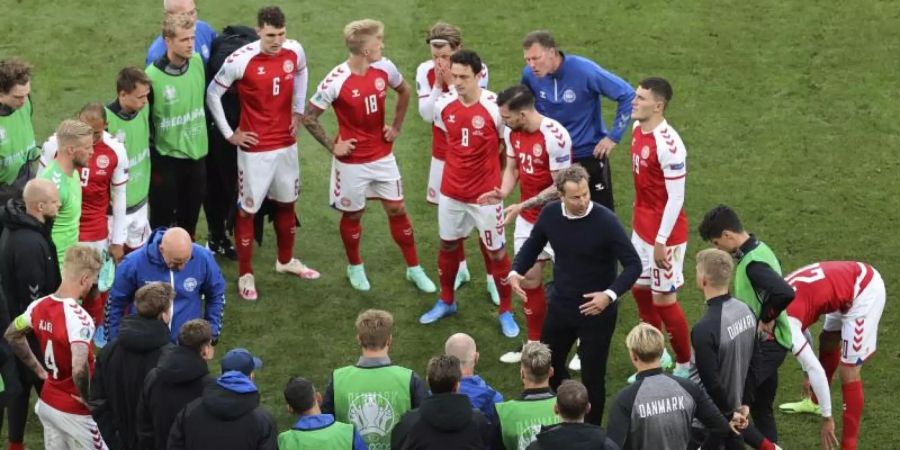 Trainer Kasper Hjulmand von Dänemark spricht während der Halbzeitpause mit seinen Spielern. Foto: Wolfgang Rattay/POOL REUTERS/AP/dpa