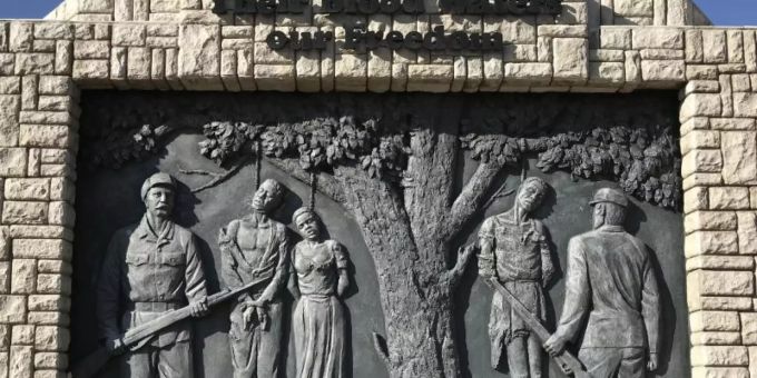 Denkmal im Zentrum der namibischen Hauptstadt Windhuk. Die Inschrift laut übersetzt etwa: «Ihr Blut nährt unsere Freiheit». Foto: Jürgen Bätz/dpa Denkmal im Zentrum der namibischen Hauptstadt Windhuk. Die Inschrift laut übersetzt etwa: «Ihr Blut nährt unsere Freiheit». Foto: Jürgen Bätz/dpa