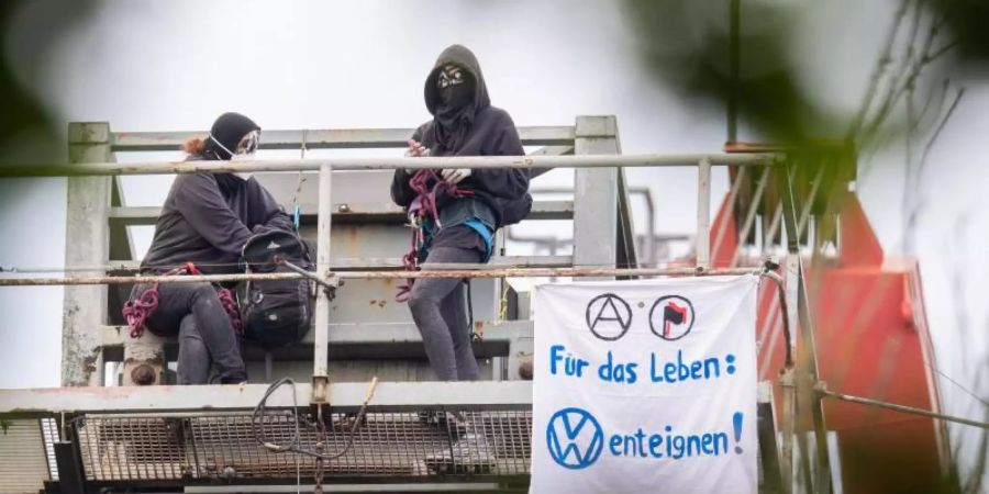 Klimaaktivisten besetzen einen Turm auf dem Gelände des VW-Steinkohlekraftwerks in Wolfsburg. Foto: Julian Stratenschulte/dpa