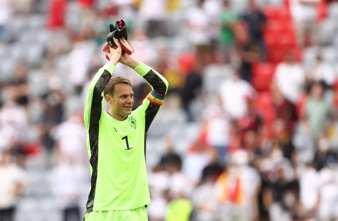 Manuel Neuer trägt an der Euro 2020 eine Regenbogen-Captainbinde. Manuel Neuer Euro 2020