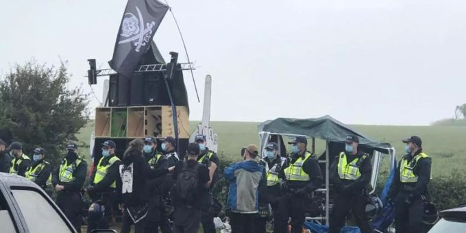 Die Polizei löste einen illegalen Rave im englischen Steyning auf. Foto: John O'sullivan/PA Media/dpa Die Polizei löste einen illegalen Rave im englischen Steyning auf. Foto: John O'sullivan/PA Media/dpa