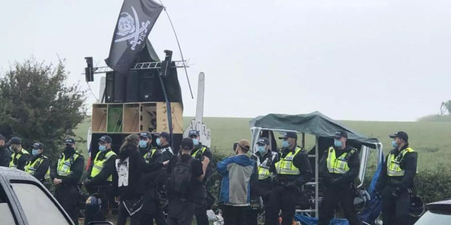Die Polizei löste einen illegalen Rave im englischen Steyning auf. Foto: John O'sullivan/PA Media/dpa