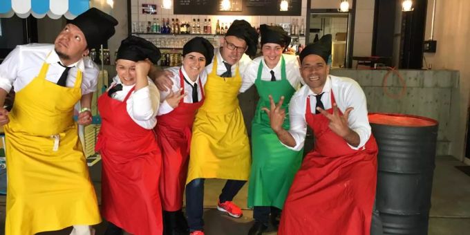 Das Team des Streetfood Baden. Erster von rechts ist Inhaber Robin Deb-Jensen. Streetfood Baden