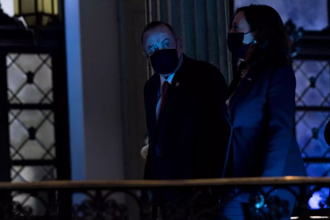 Der Präsident von Guatemala, Alejandro Giammattei und die US-Vizepräsidenten Kamala Harris nach einer Pressekonferenz. Guatemala Harris Latin America
