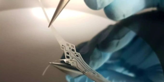 Ein von der EPFL entwickeltes Neuro-Implantat der neuesten Generation: lange haltbar, biologisch abbaubar und ohne Operation im Körper zu platzieren (Bild ETH Lausanne). © 2021 EPFL