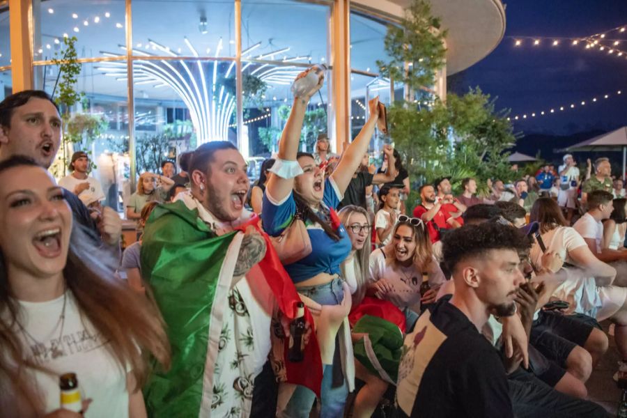 Italienische Fans feiern ein Tor und schauen das Spiel Schweiz – Italien der Fussball-Europameisterschaft im Public Viewing im Lido Luzern am Mittwoch, 16. Juni 2021, in Luzern.