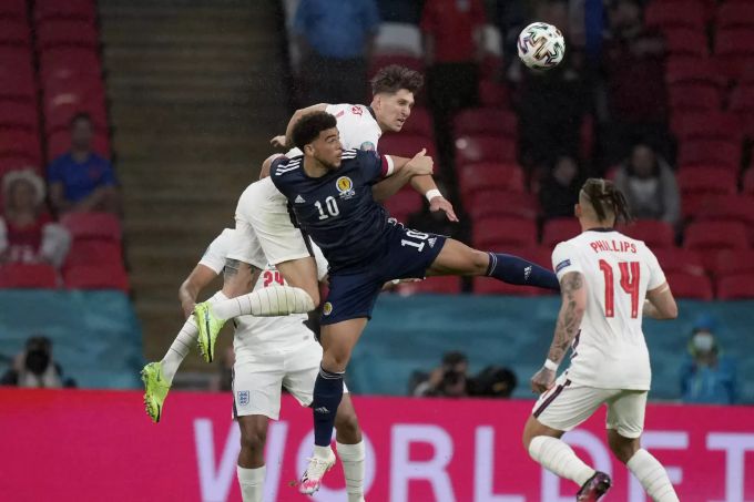 John Stones (England) im Zweikampf mit Che Adams (Schottland) an der Euro 2020. Euro 2020 England Schottland