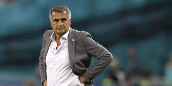 Senol Günes, Trainer von der Türkei, verfolgt das Spiel gegen Wales vom Spielfeldrand aus. Senol Günes