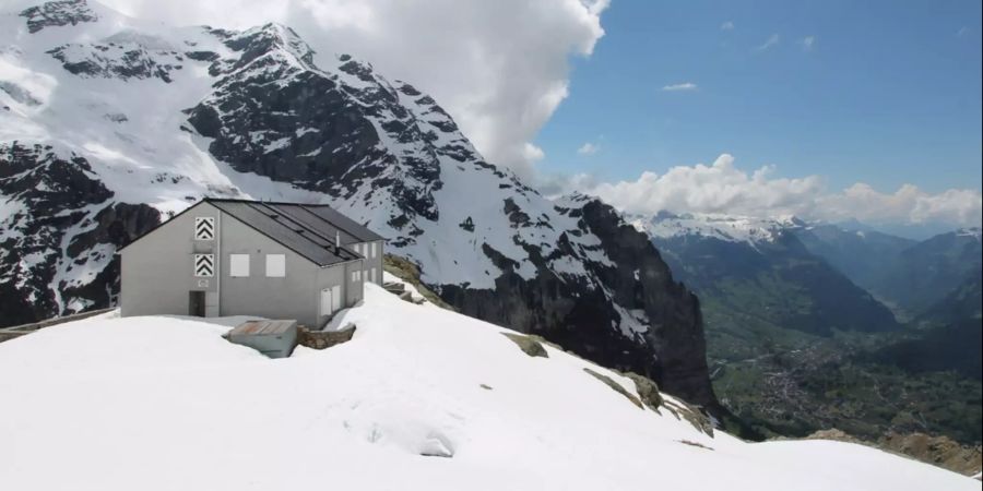 Die Glecksteinhütte BE umgeben von Schnee mit Blick auf Grindelwald.