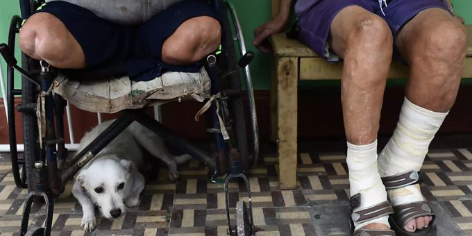Leprapatienten sitzen in einem Gang des Curupaiti-Krankenhauses. Es leiden noch heute e Leprakranke unter Diskriminierung. (Archivbild) Leprakranke