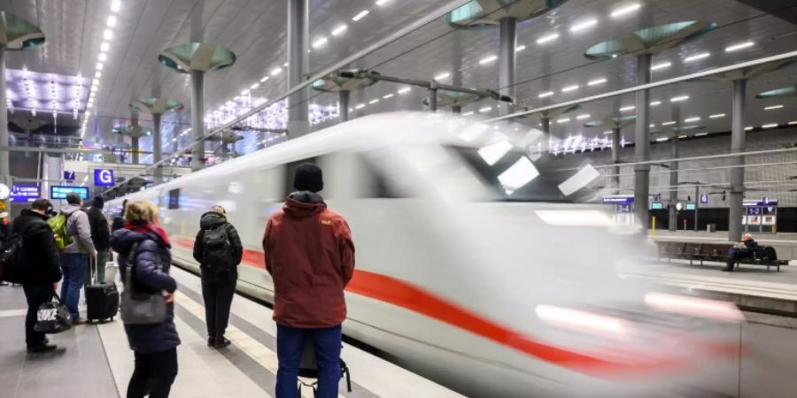 ICE im Berliner Hauptbahnhof