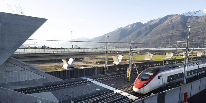 Die Eröffnung des Gotthard-Basistunnels 2016 und das verbesserte öV-Angebot haben den Personenverkehr auf der Schiene auf der Nord-Süd-Achse bis Ende 2019 um 28 Prozent ansteigen lassen. (Archivbild) Die Eröffnung des Gotthard-Basistunnels 2016 und das verbesserte öV-Angebot haben den Personenverkehr auf der Schiene auf der Nord-Süd-Achse bis Ende 2019 um 28 Prozent ansteigen lassen. (Archivbild)