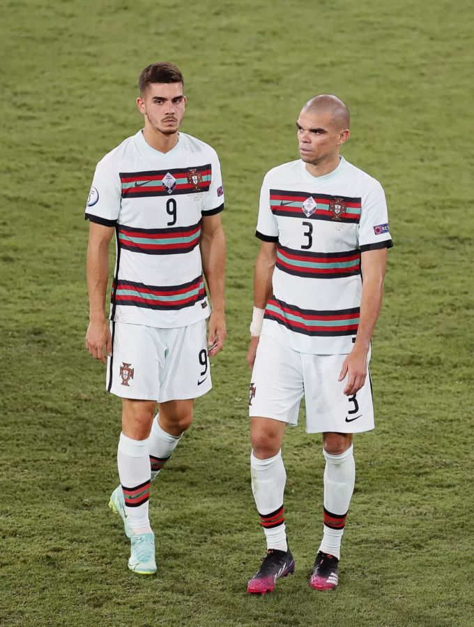 Andre Silva (l) und Pepe (r). Mit den Portugiesen ist der Angreifer gescheitert im EM-Achtelfinal. Round of 16 Belgium vs Portugal