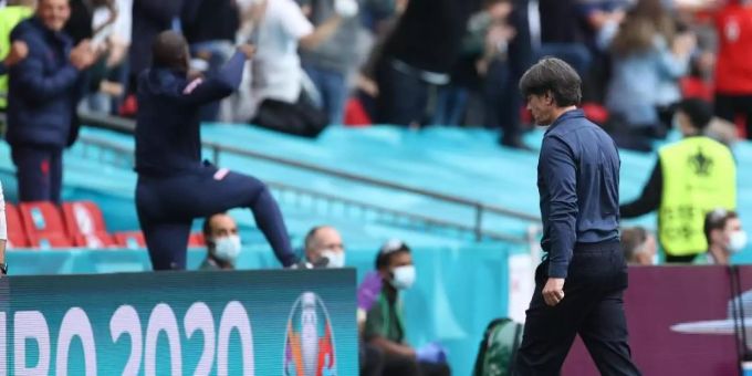 Jogi Löw kehrt dem Spielfeld des Wembley-Stadions den Rücken. Joachim Löw