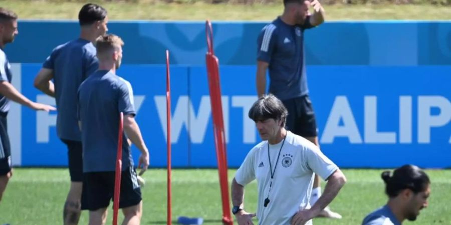 Die Europameisterschaft ist für Joachim Löw (M) das letzte Turnier als Bundestrainer. Foto: Federico Gambarini/dpa