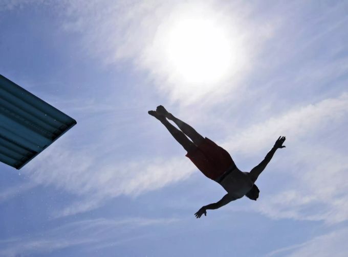 Der Sprung ins kühle Nass? Dank sonnigem Wetter am Wochenende vielleicht eine Überlegung wert. wetter