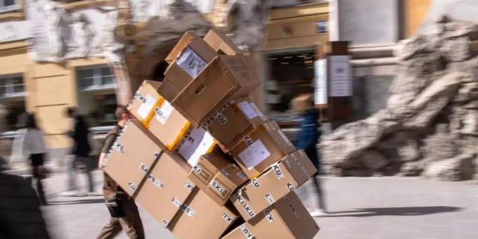 Ein Paketzulieferer transportiert mit einer Sackkarre mehrere Pakete durch die Münchener Innenstadt. Foto: Peter Kneffel/dpa Ein Paketzulieferer transportiert mit einer Sackkarre mehrere Pakete durch die Münchener Innenstadt. Foto: Peter Kneffel/dpa