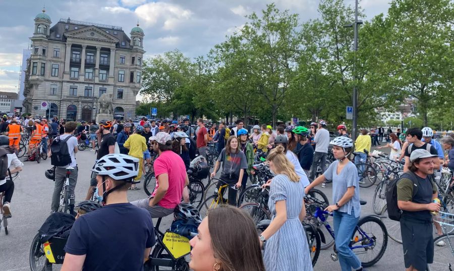 Die «Critical Mass» versammelt sich in Zürich.