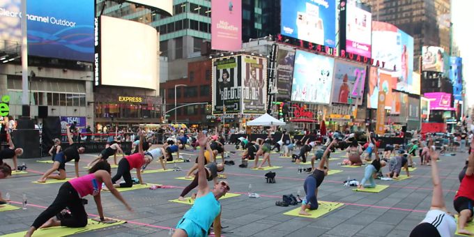 Menschen nehmen an einer gemeinsamen Yoga-Stunde inmitten des Times Square teil. Foto: Christina Horsten/dpa Menschen nehmen an einer gemeinsamen Yoga-Stunde inmitten des Times Square teil. Foto: Christina Horsten/dpa