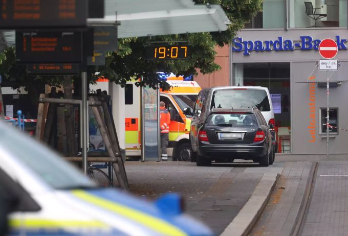 Ein Krankenwagen steht in der Innenstadt. Bei einer Messerattacke in der Würzburger Innenstadt sind am Freitag mehrere Menschen getötet worden. Messerattacke in Würzburger Innenstadt