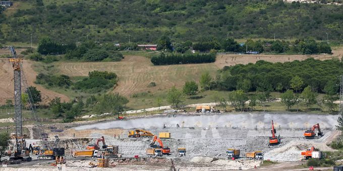 Arbeiter sind an der Baustelle für die erste Brücke des Kanal-Projektes am Rande des Sazlidere-Staudamms im türkischen Istanbul im Einsatz. Foto: Emrah Gurel/AP/dpa Arbeiter sind an der Baustelle für die erste Brücke des Kanal-Projektes am Rande des Sazlidere-Staudamms im türkischen Istanbul im Einsatz. Foto: Emrah Gurel/AP/dpa