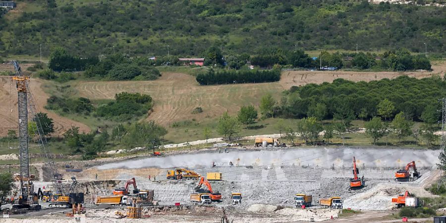 Arbeiter sind an der Baustelle für die erste Brücke des Kanal-Projektes am Rande des Sazlidere-Staudamms im türkischen Istanbul im Einsatz. Foto: Emrah Gurel/AP/dpa