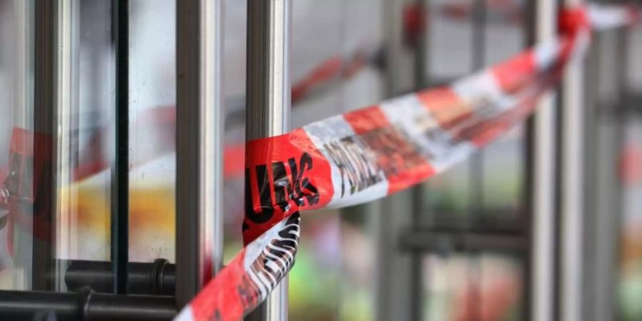 Mit Polizeiband abgesperrt ist ein Kaufhaus, in dem ein Mann Menschen mit einem Messer attackiert hatte. Foto: Karl-Josef Hildenbrand/dpa