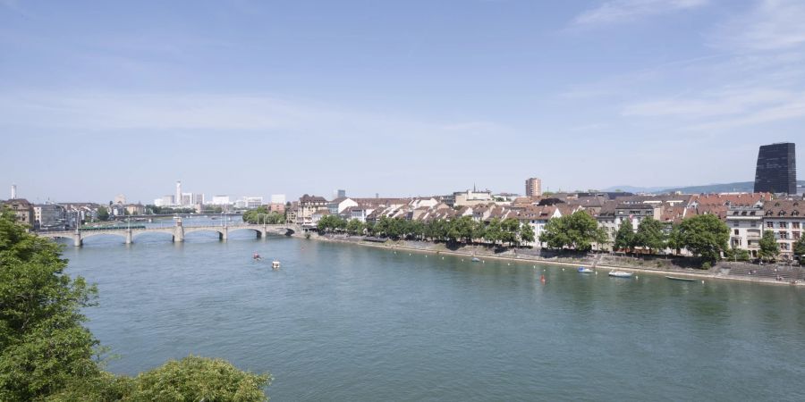 Die mittlere Brücke in Basel mit Blick Rhein abwärts.