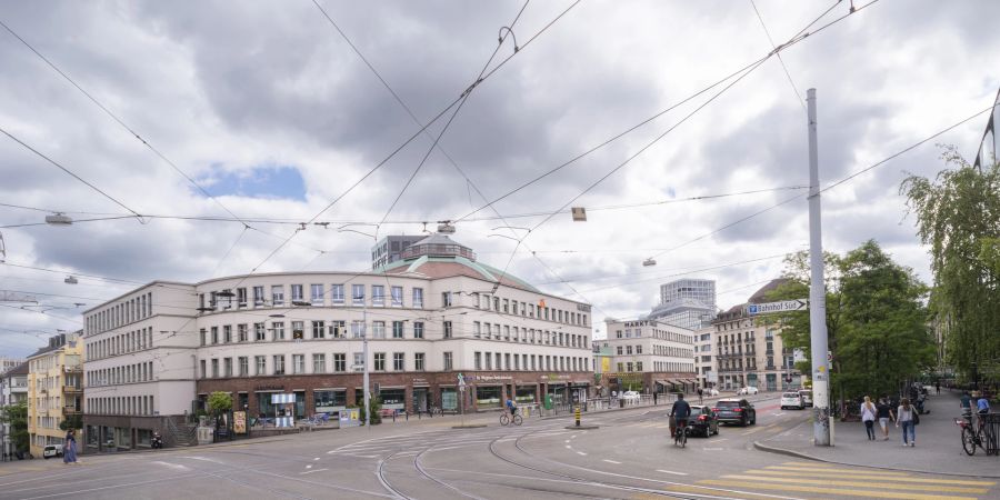 Die Markthalle Basel (auch «Grossmarkthalle» genannt) wurde 1929 errichtet und wurde bis 2004 für den Marktbetrieb genutzt.