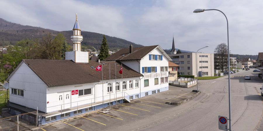 Die Moschee Olten Türk Kültür Ocagi und ein Wohngebiet gegenüber dem Bahnhof in Wangen bei Olten.