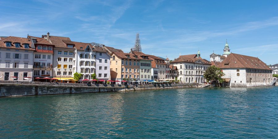 Blick auf die St. Ursen Kathedrale und das Landhaus in Solothurn direkt an der Aare.